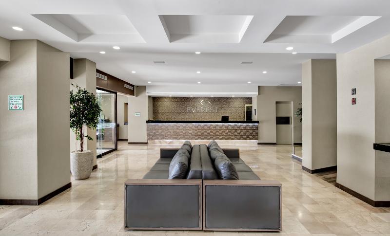 فندق Everest Ciudad Victoria