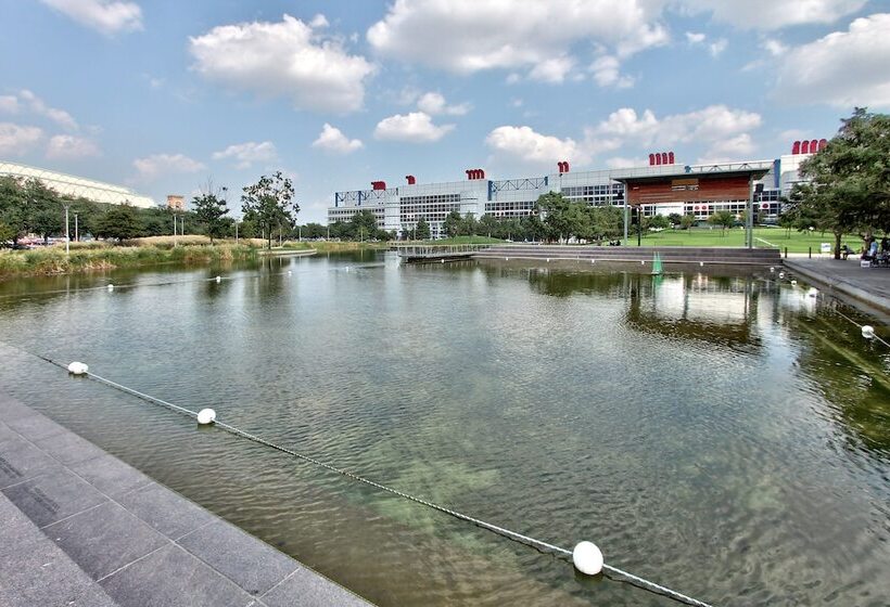 Holiday Inn Express Hotel & Suites Houston Downtown Convention Center, An Ihg