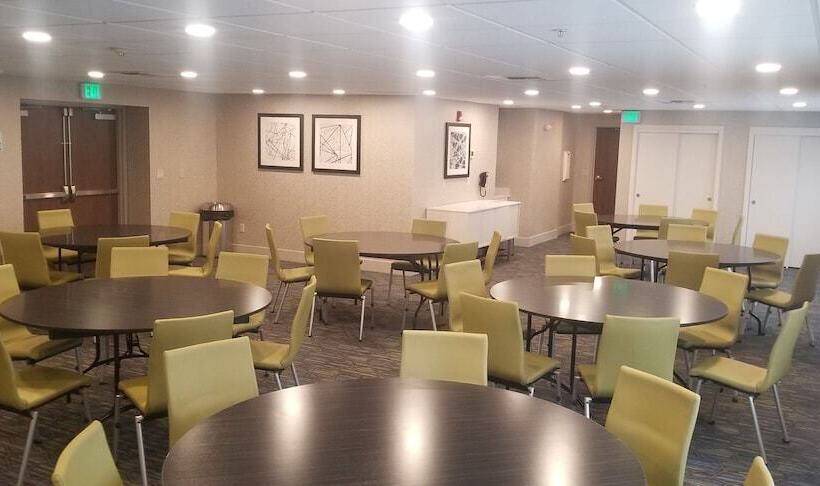 Отель Holiday Inn Express Seattle   Sea Tac Airport, An Ihg