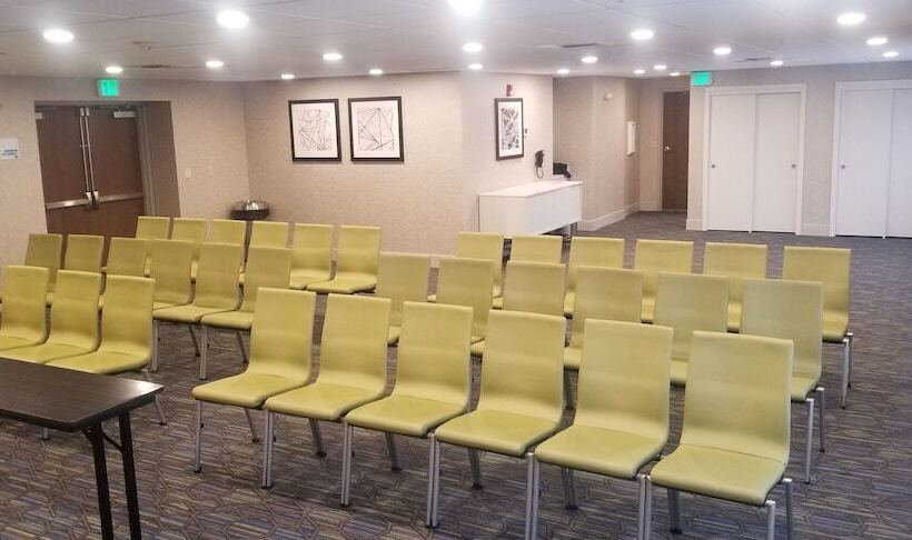 Отель Holiday Inn Express Seattle   Sea Tac Airport, An Ihg