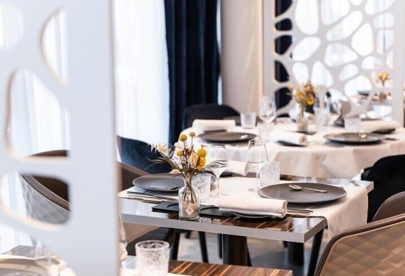 Отель Le Richebourg Hôtel, Restaurant & Spa