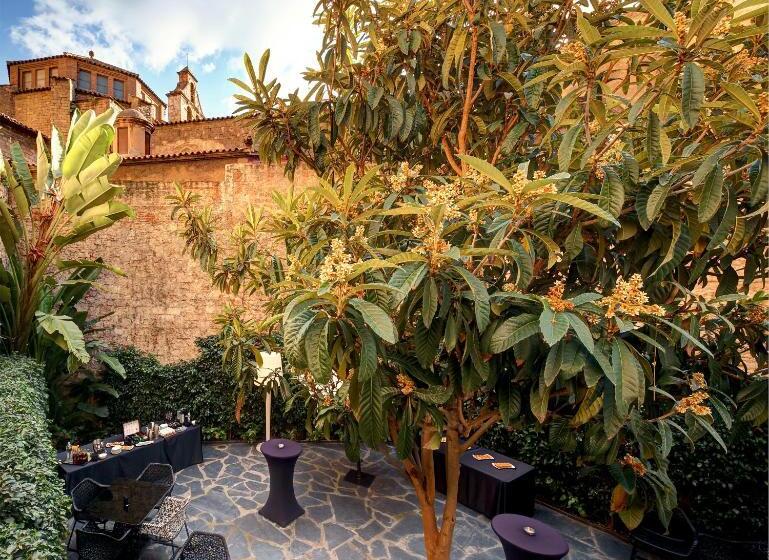 Отель Olivia Plaza