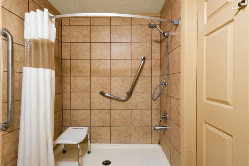 هتل Quality Inn & Suites I 35 Near Frost Bank Center
