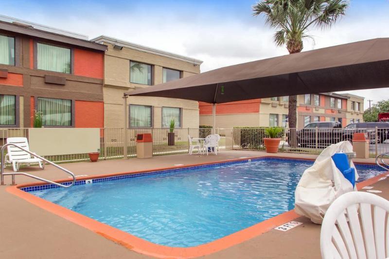 هتل Quality Inn & Suites I 35 Near Frost Bank Center