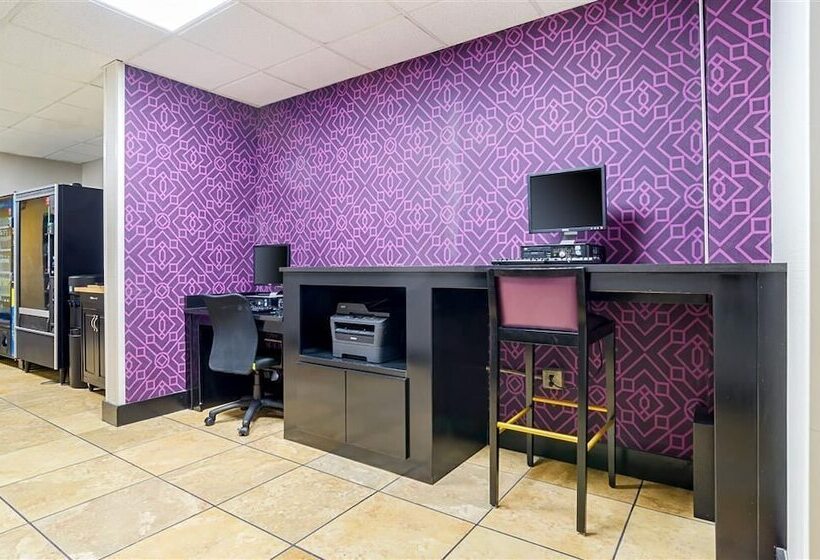 هتل Holiday Inn & Suites Richmond West End, An Ihg