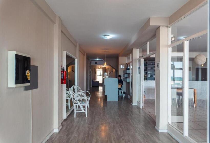 هتل Rayentray Hostal