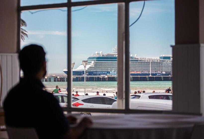 هتل Rayentray Hostal