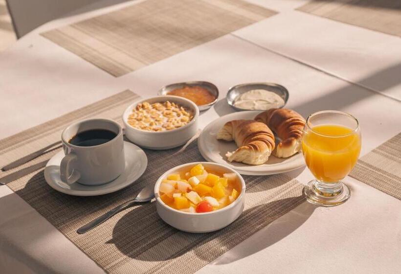 هتل Rayentray Hostal