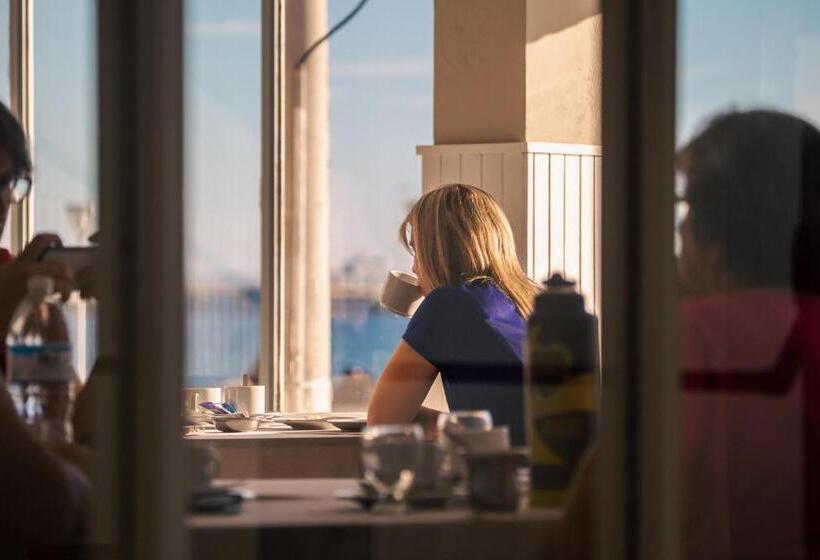 هتل Rayentray Hostal