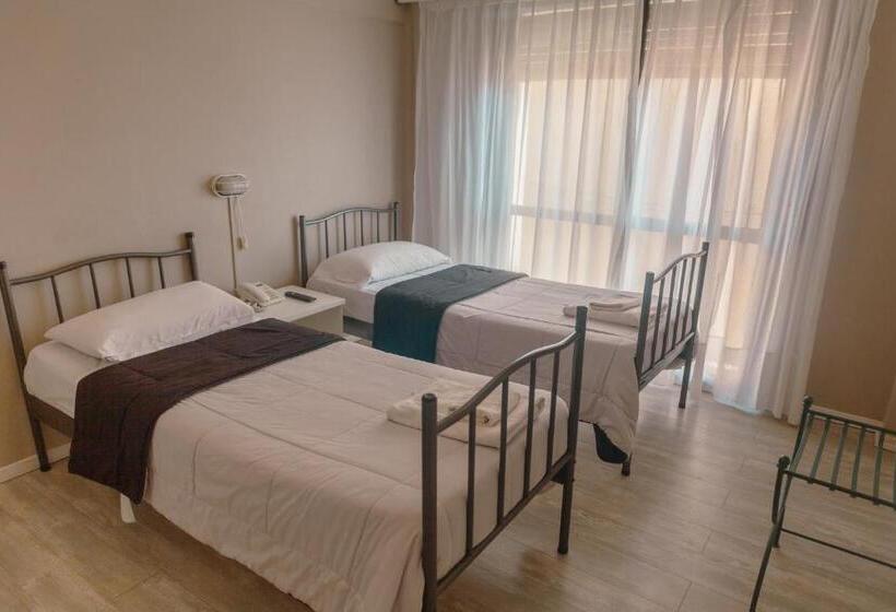 هتل Rayentray Hostal