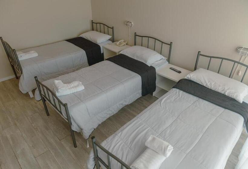 هتل Rayentray Hostal