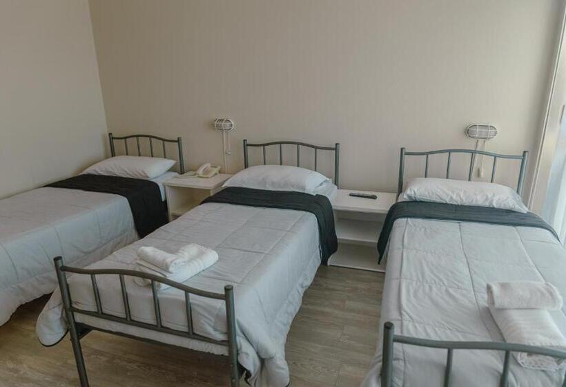 هتل Rayentray Hostal