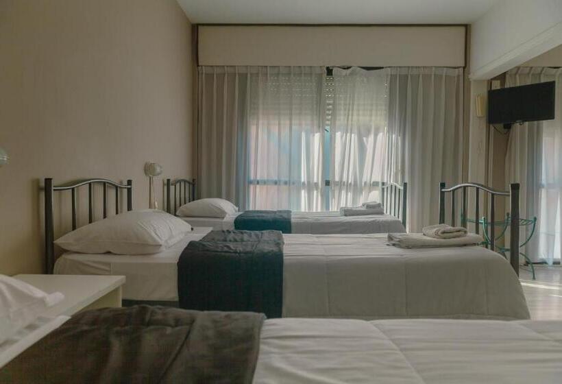 هتل Rayentray Hostal