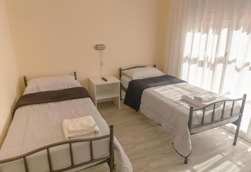 هتل Rayentray Hostal