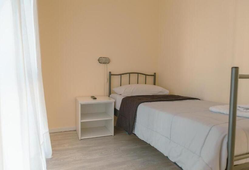 هتل Rayentray Hostal