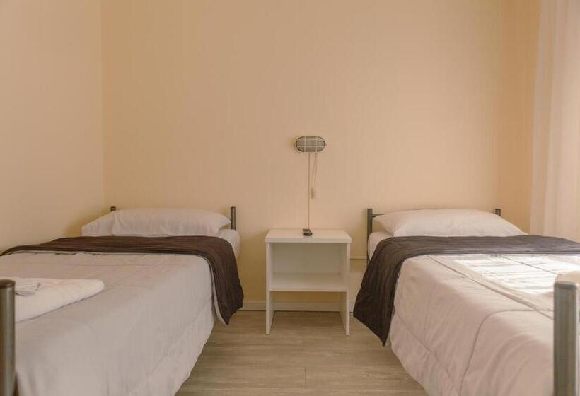 هتل Rayentray Hostal