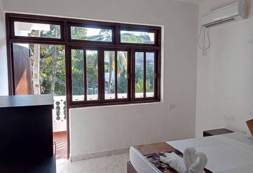 هتل Candolim Hideout Resort