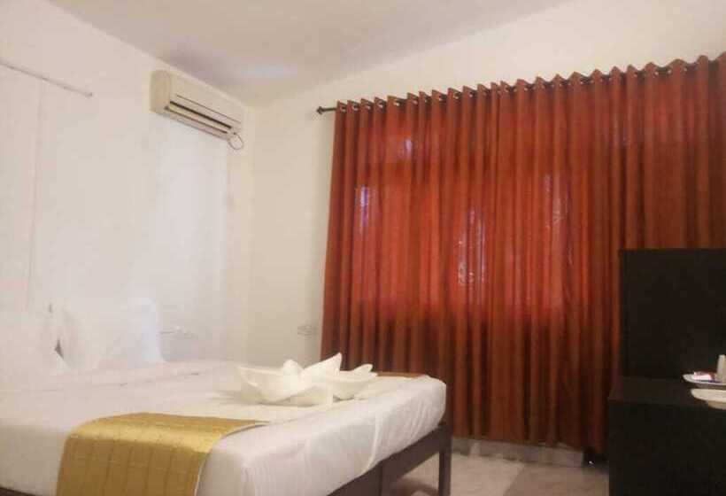 هتل Candolim Hideout Resort
