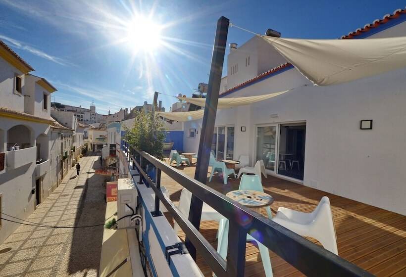 בית מלון כפרי Son Of A Beach Hostel