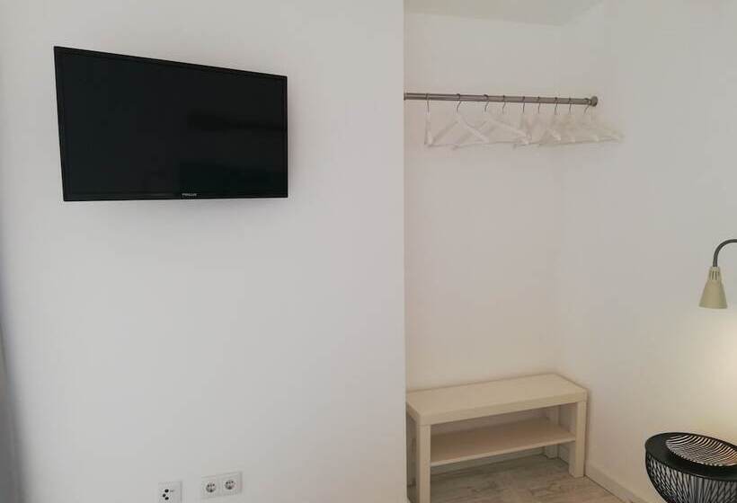 בית מלון כפרי Son Of A Beach Hostel