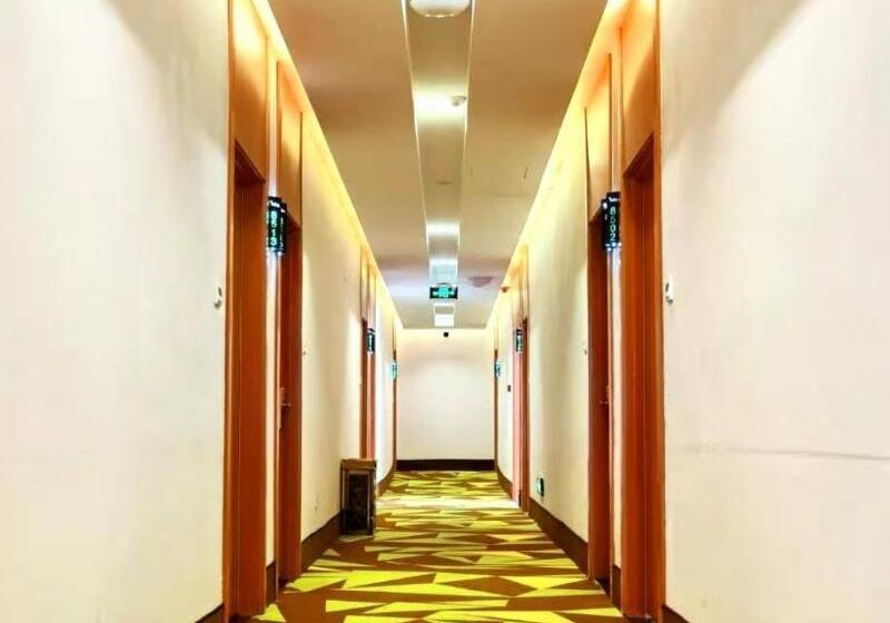 Отель Vatica Jiuquan Eastern Bus Station