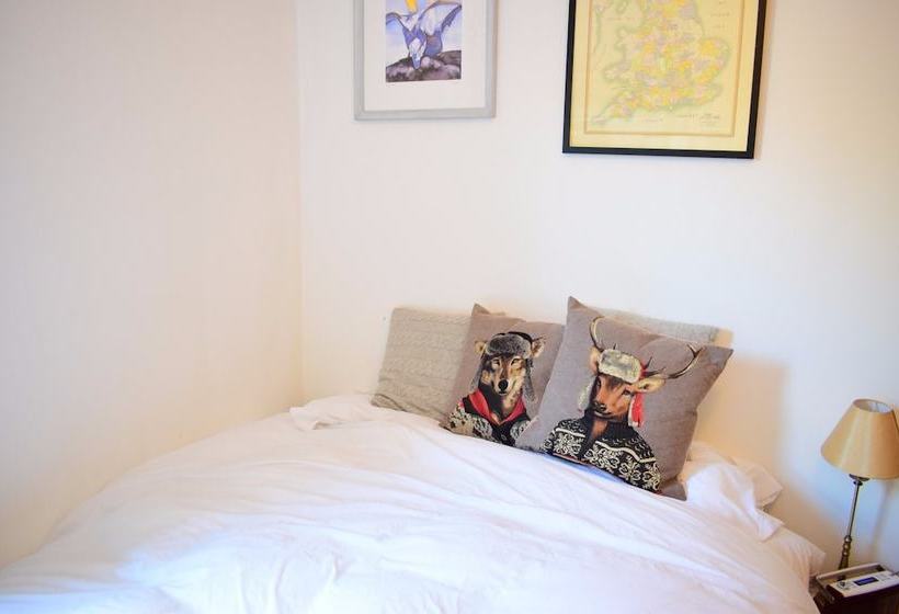 1 Bedroom Home With Private Garden In Barons Court
