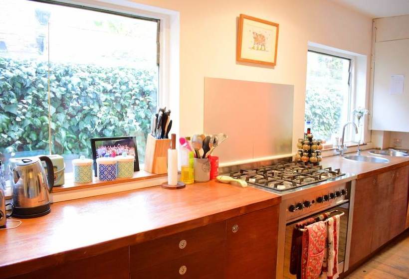 1 Bedroom Home With Private Garden In Barons Court