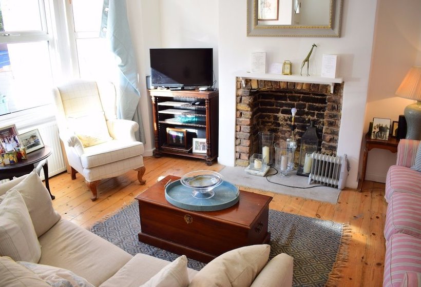 1 Bedroom Home With Private Garden In Barons Court