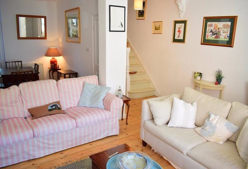 1 Bedroom Home With Private Garden In Barons Court