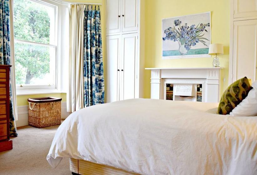 3 Bedroom Clapham Home With Patio