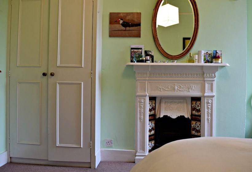 3 Bedroom Clapham Home With Patio