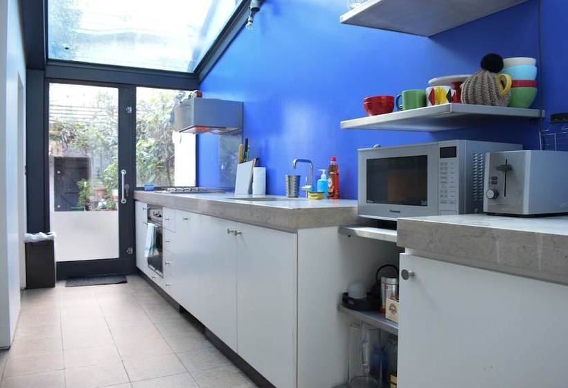 Central 2 Bedroom House In Waterloo