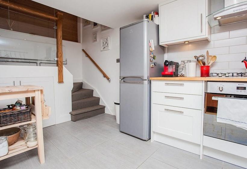 Modern 2 Bedroom House With Parking