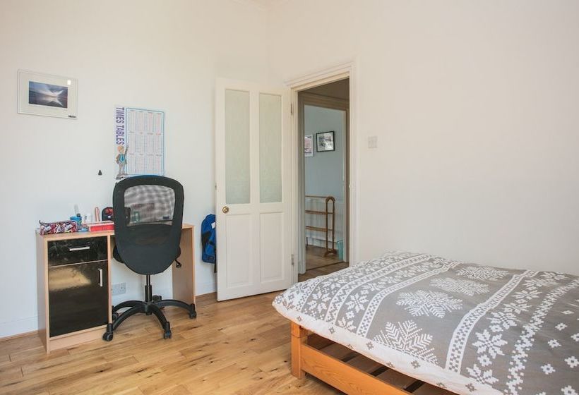 Spacious 3 Bedroom House In Dulwich