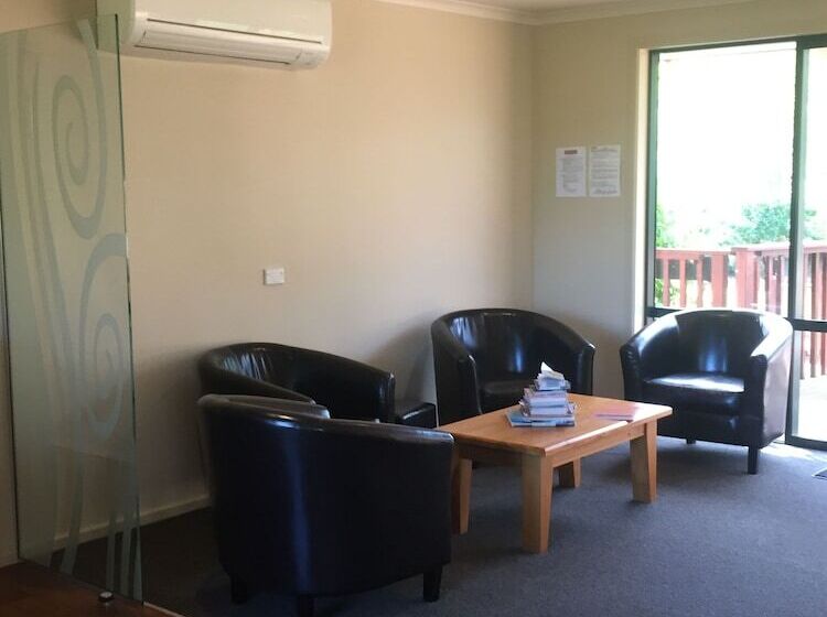 בית מלון כפרי Lake Roxburgh Lodge