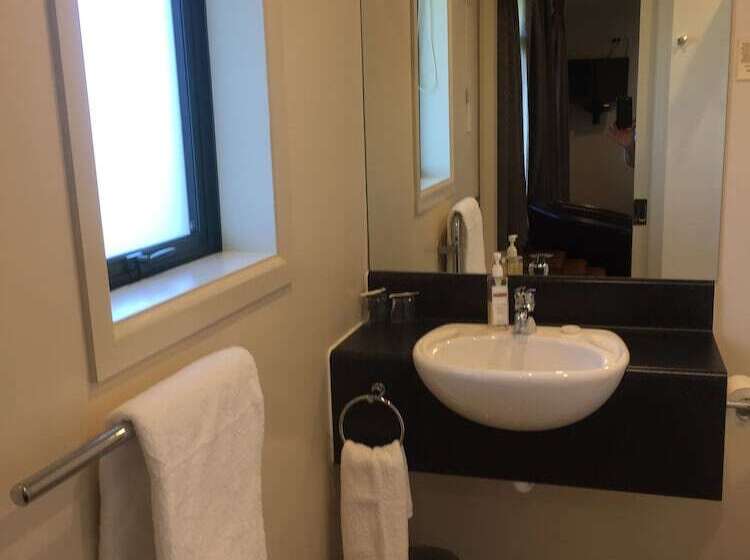 בית מלון כפרי Lake Roxburgh Lodge