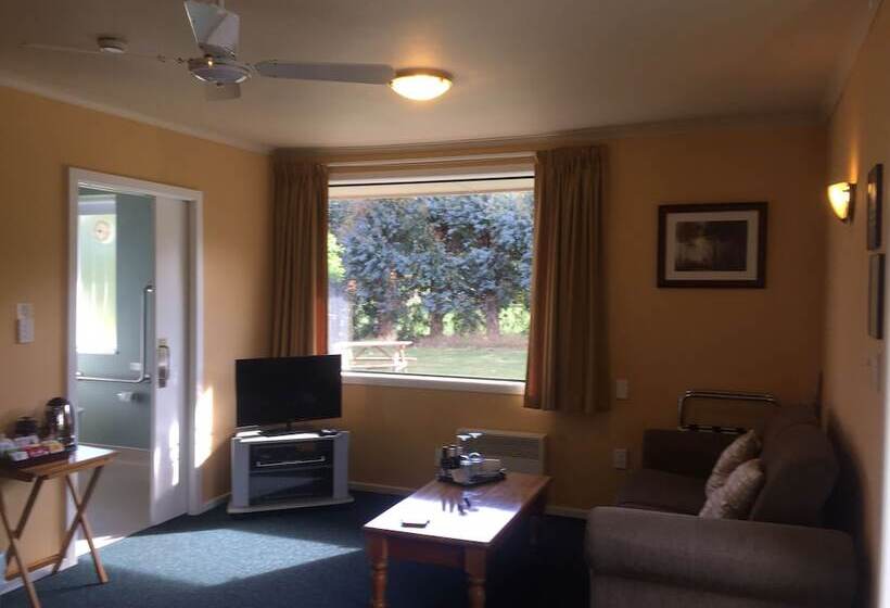 בית מלון כפרי Lake Roxburgh Lodge