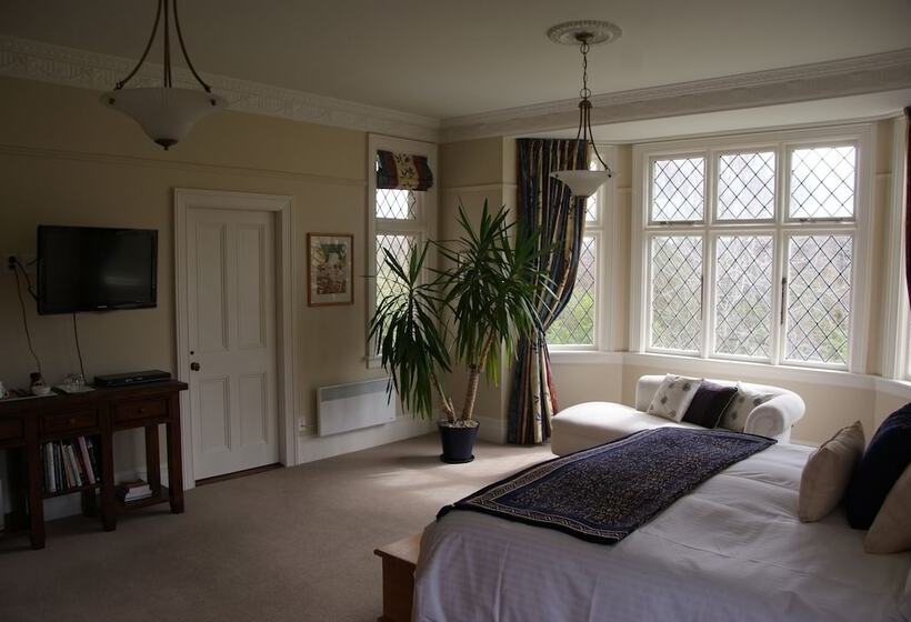 هتل The Birches Bed & Breakfast