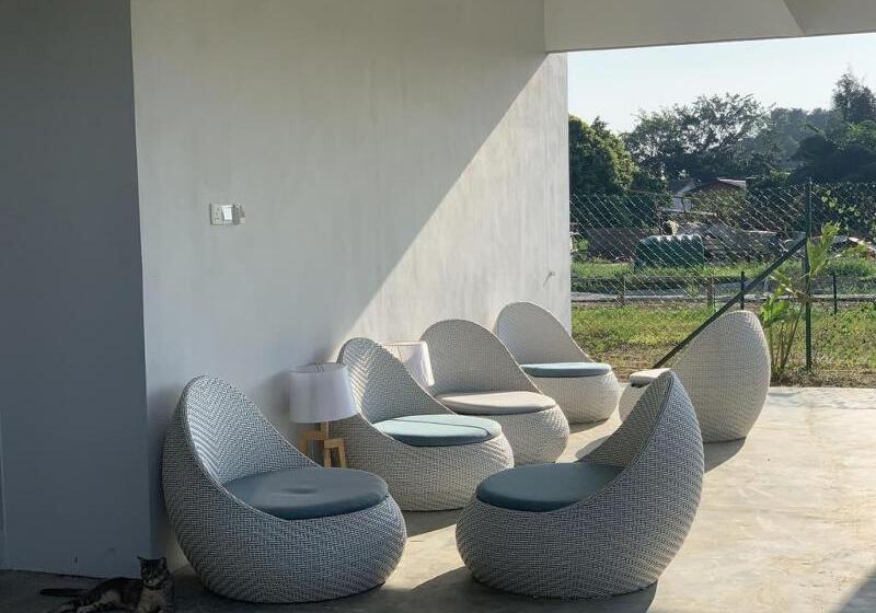 Отель The Sassy House