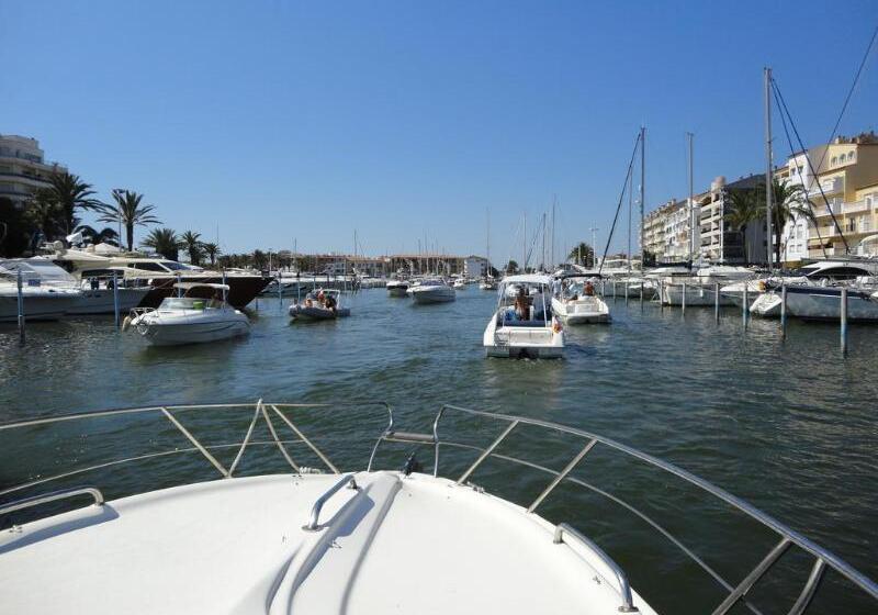 فندق Ampuria Inn