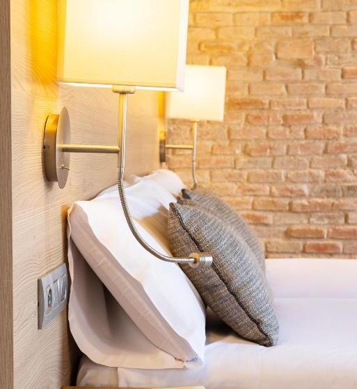 Отель Arc La Rambla