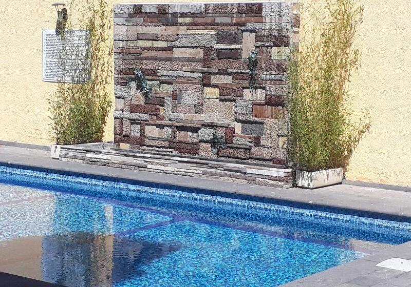 בית מלון כפרי Country Plaza