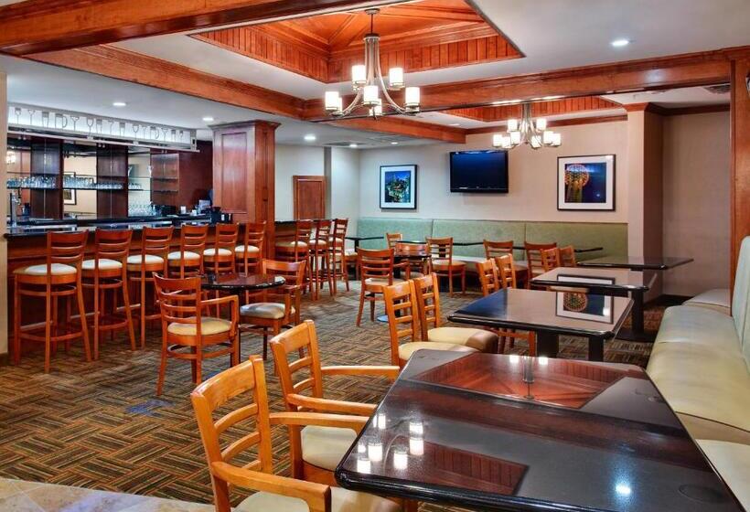 هتل Holiday Inn Express Dallas Medical Market Center