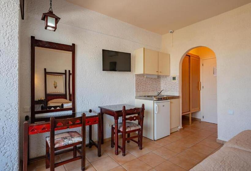 Отель Lefkoniko Bay