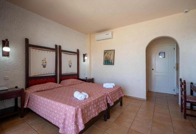 Отель Lefkoniko Bay