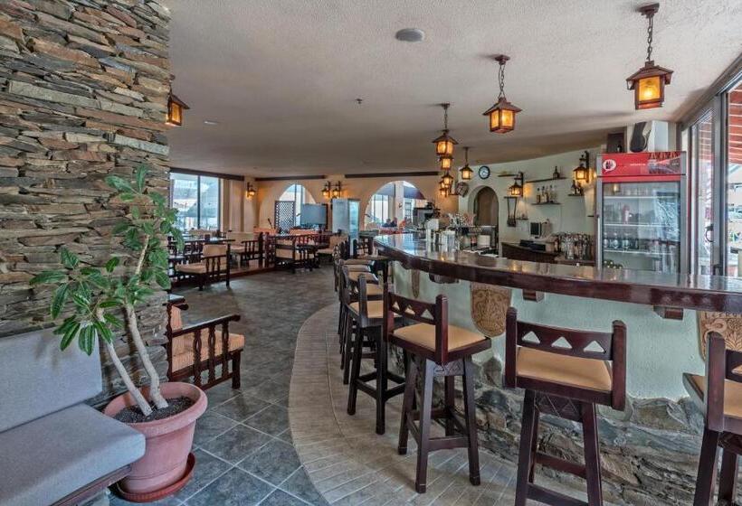 Отель Lefkoniko Bay