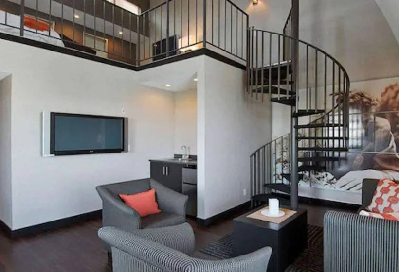 Ramada Plaza By Wyndham West Hollywood Hotel & Suites