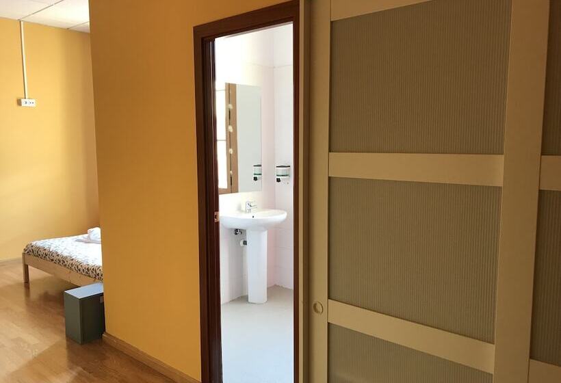 Albergue Pirenarium   Hostel