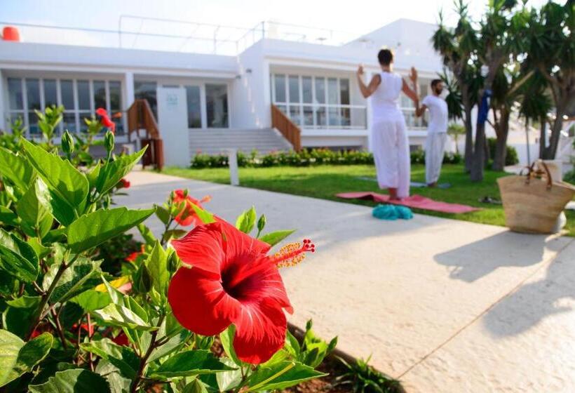 Отель Cala Llenya Resort Ibiza