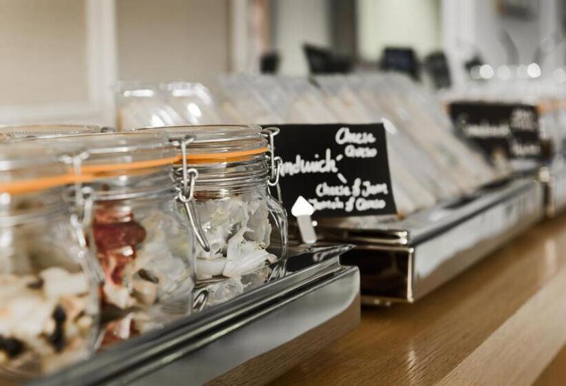 Отель Catalonia Las Cortes